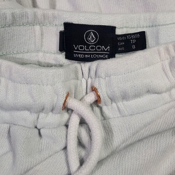 Volcom lived in lounge - Picture 1 of 3